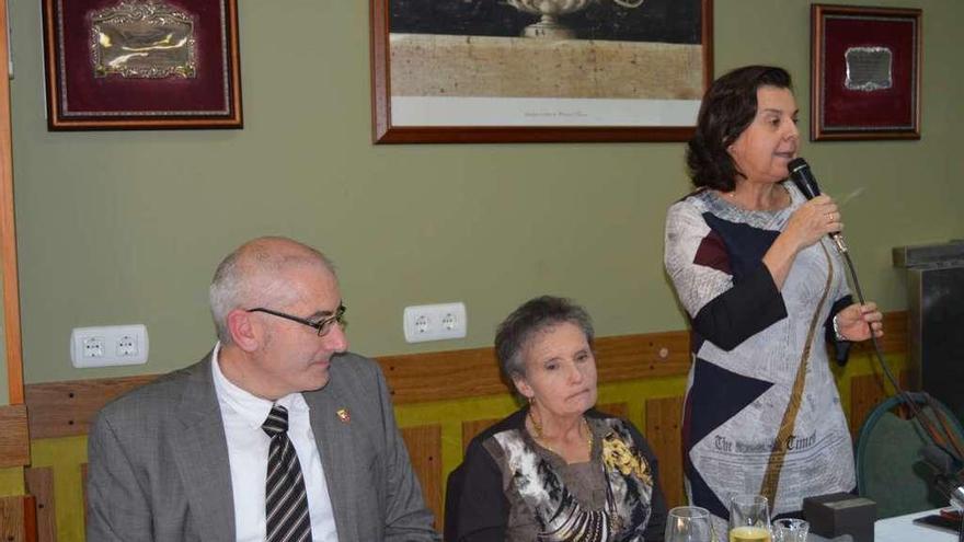 José Antonio Mesa, María Olimpia Ibias y María Jesús Álvarez, durante la comida, en Pola de Allande.