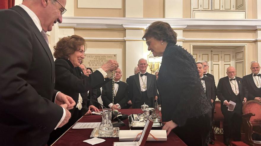 Carmen Iglesias, directora de la Real Academia de la Historia, entrega sus atributos a Elena Rodríguez.