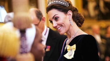 Kate Middleton luce en modo reina con un elegante vestido de terciopelo de Alexander McQueen