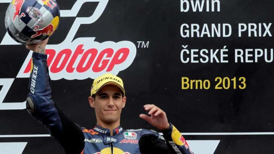 Foto e archivo de Luis Salom, tras su triunfo en el Gran Premio de República Checa de 2013 .