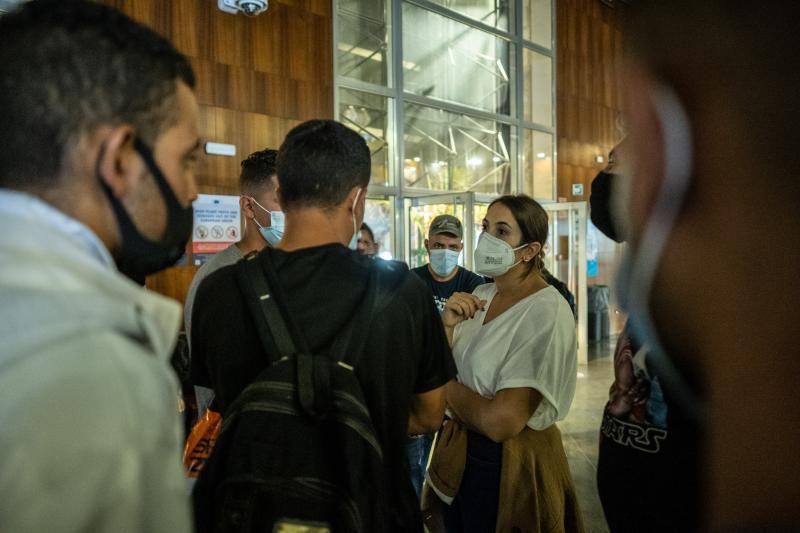 Migrantes en la estación marítima de Santa Cruz de Tenerife