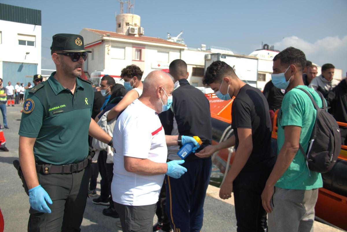 Rescate de salvamento marítimo a una embarcación cerca de las costas de Granada durante el mes de junio