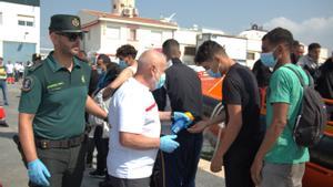 Rescate de salvamento marítimo a una embarcación cerca de las costas de Granada durante el mes de junio