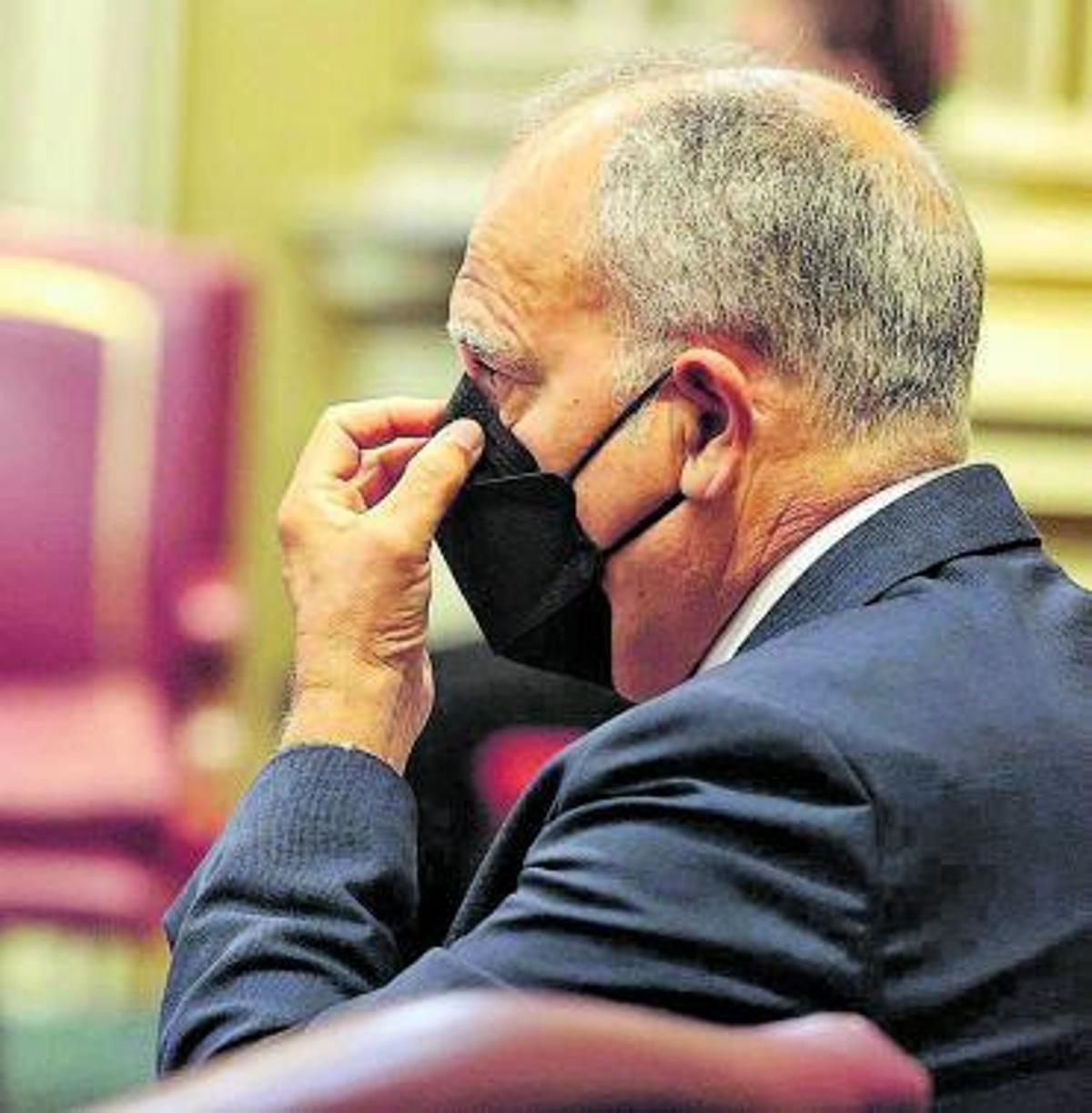 Casimiro Curbelo, en su escaño durante un pleno del Parlamento. | | MARÍA PISACA