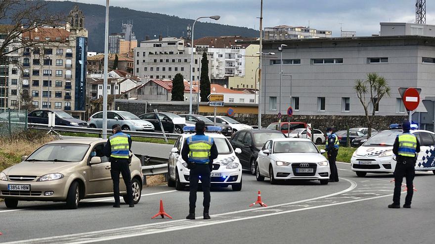 Control de perímetro entre Pontevedra y Poio ayer por la tarde coordinado por las policías locales de ambos municipios. | // RAFA VÁZQUEZ