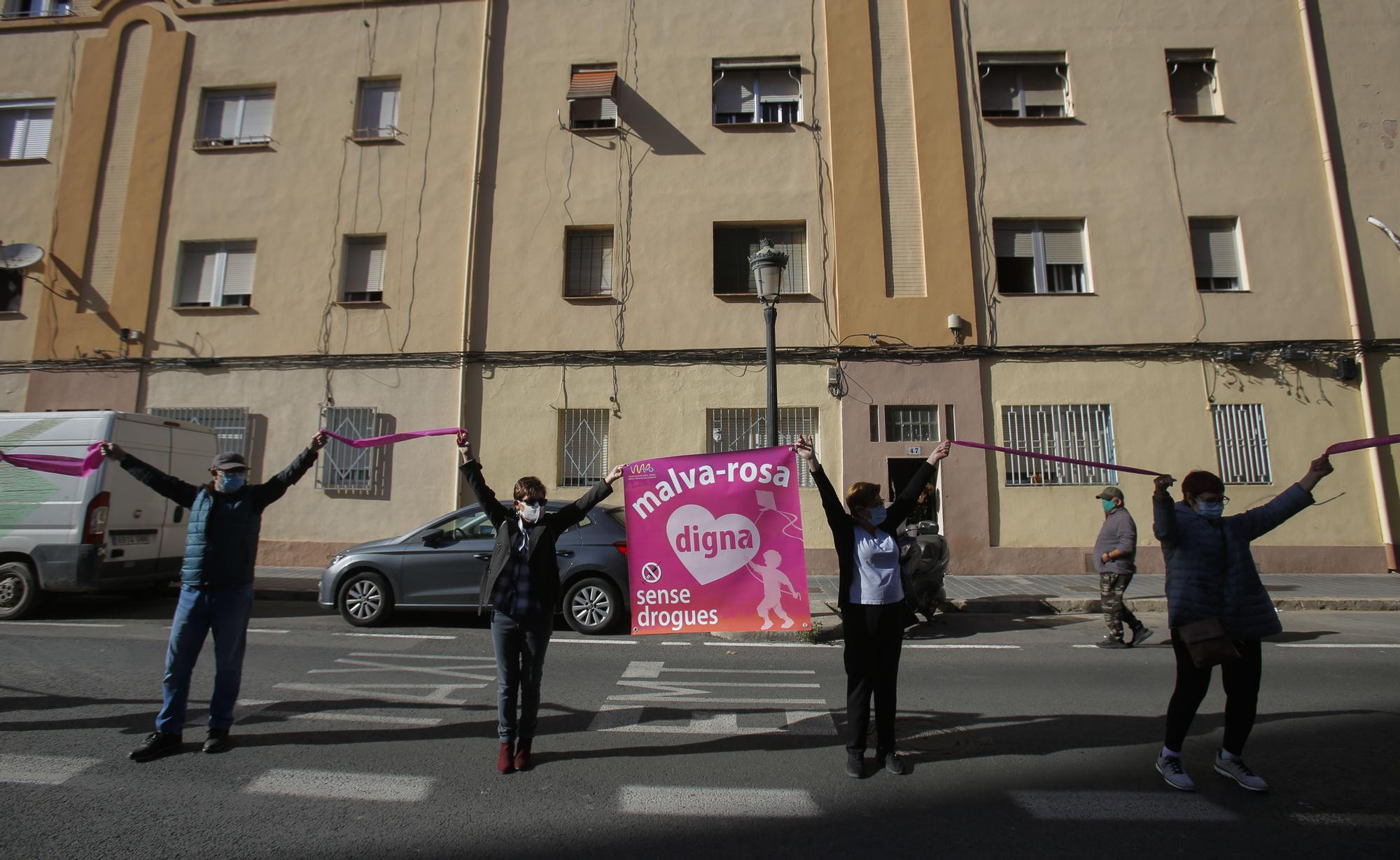 La Malva-rosa vuelve a los años noventa: falta de urbanización, dotaciones y problemas de droga. Una marea humana reivindica la dignidad de un barrio histórico