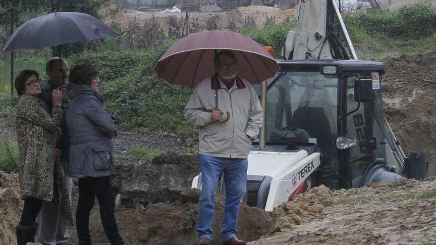 Vecinos de As Garzas paralizaron el martes las obras. // A. Irago