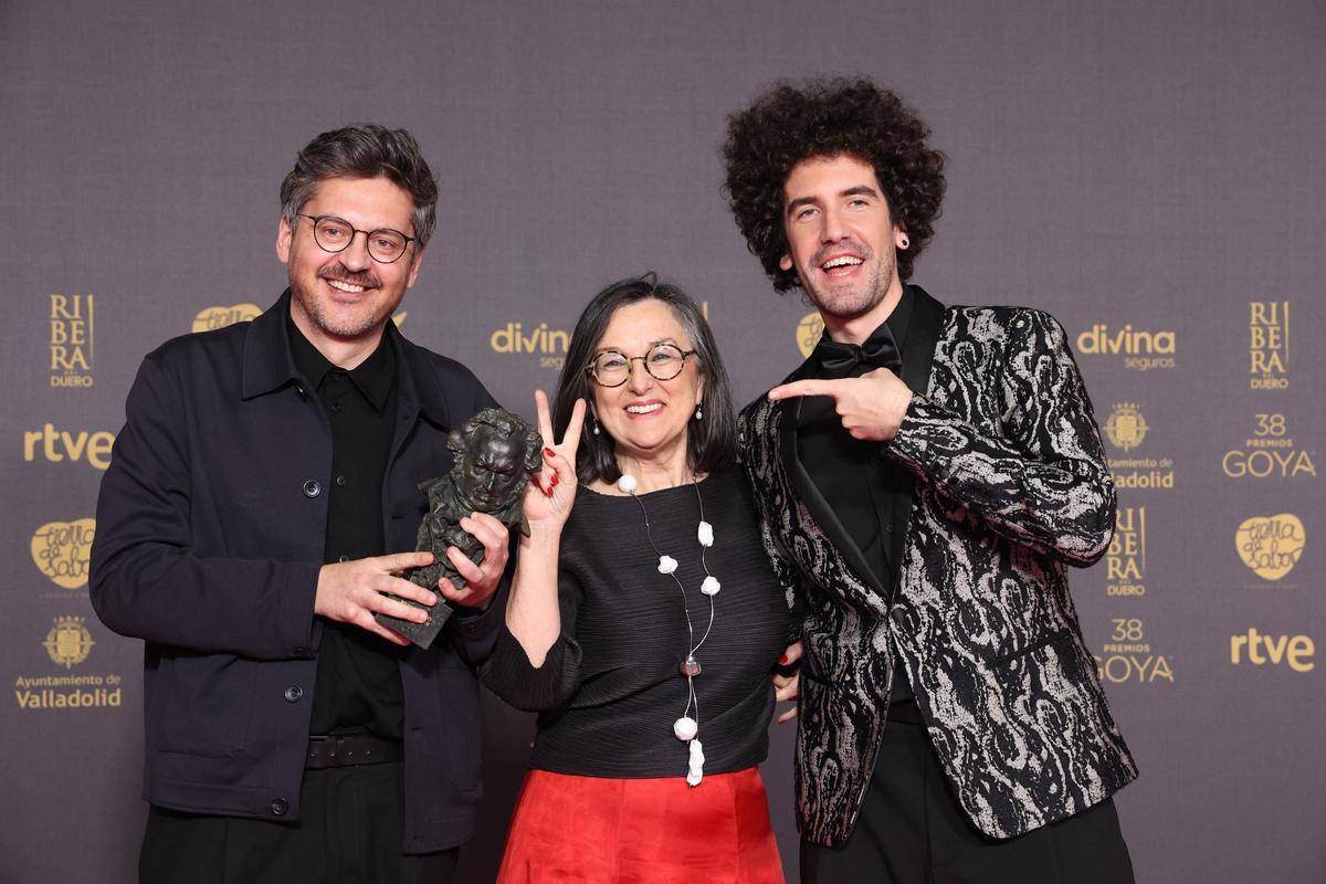 El director Martín Romero y los productores Chelo Loureiro e Iván Miñambres posan con el Goya a Mejor Corto de Animación