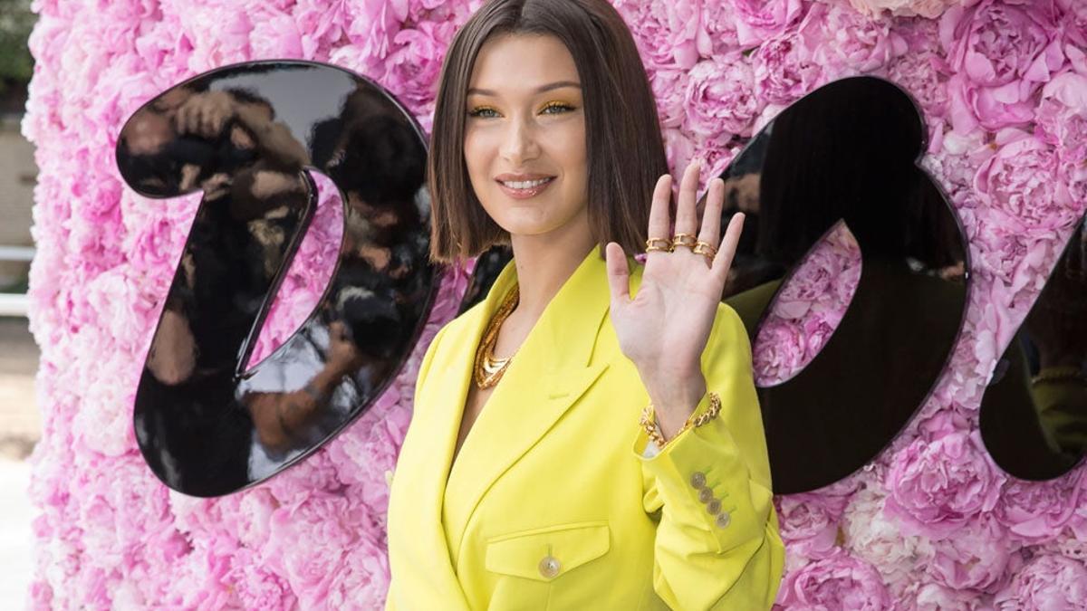 Bella Hadid de amarillo en el desfile de Dior Homme