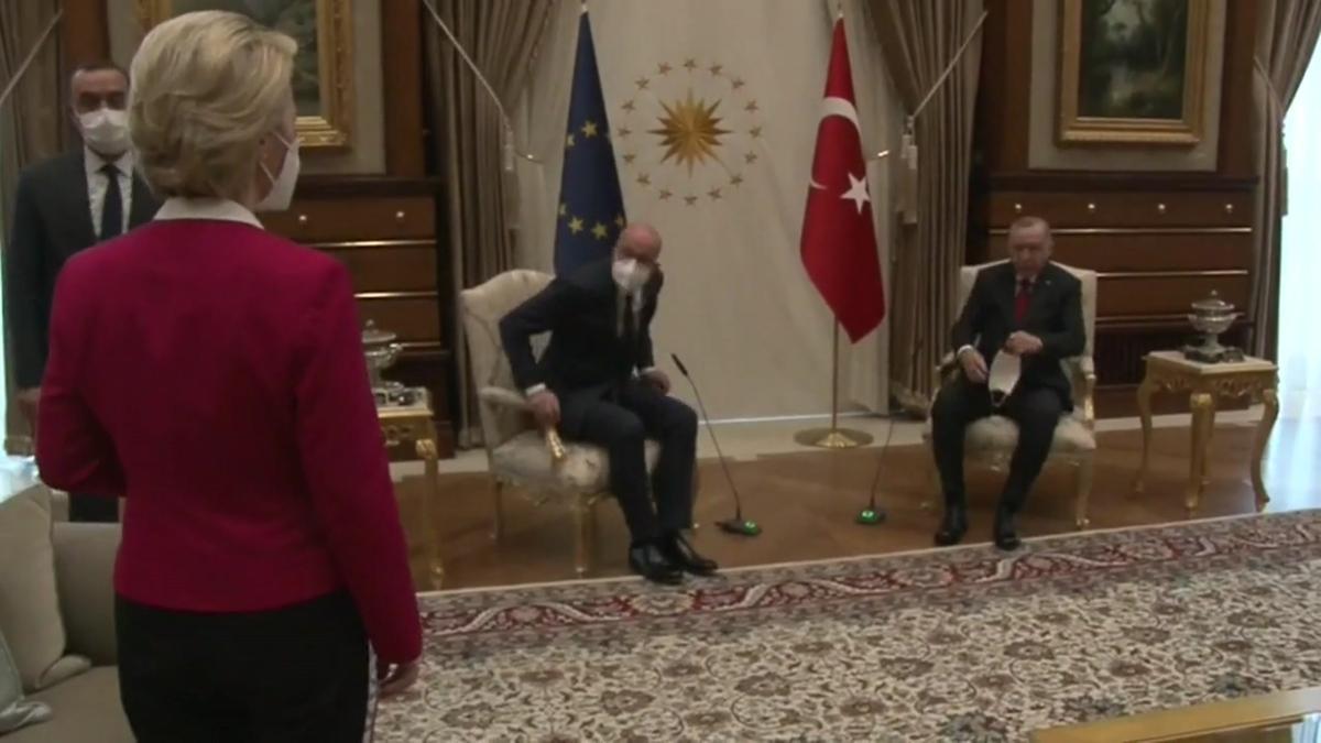 A Von der Leyen "no le hizo gracia" quedarse sin silla en reunión con Erdogan