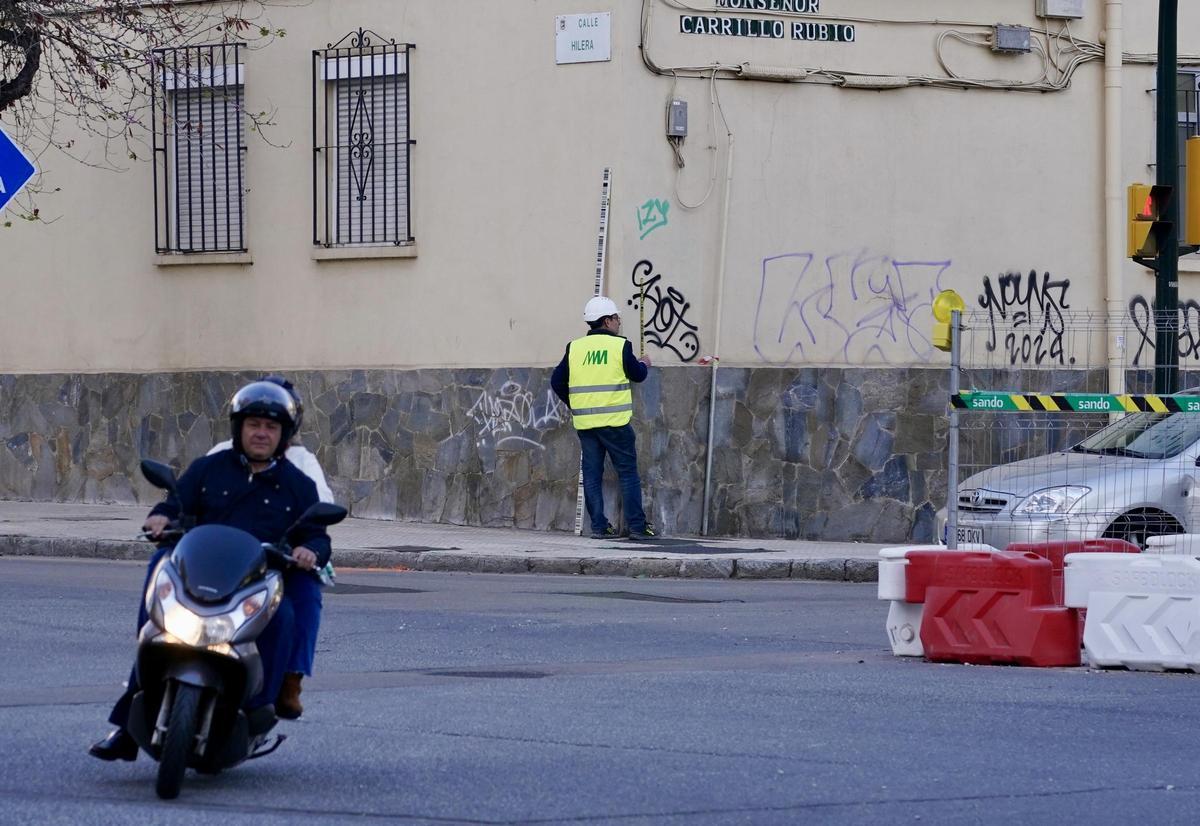 Obras en la calle Hilera para la prolongación del metro de Málaga hasta el Hospital Civil, en marzo de 2024.