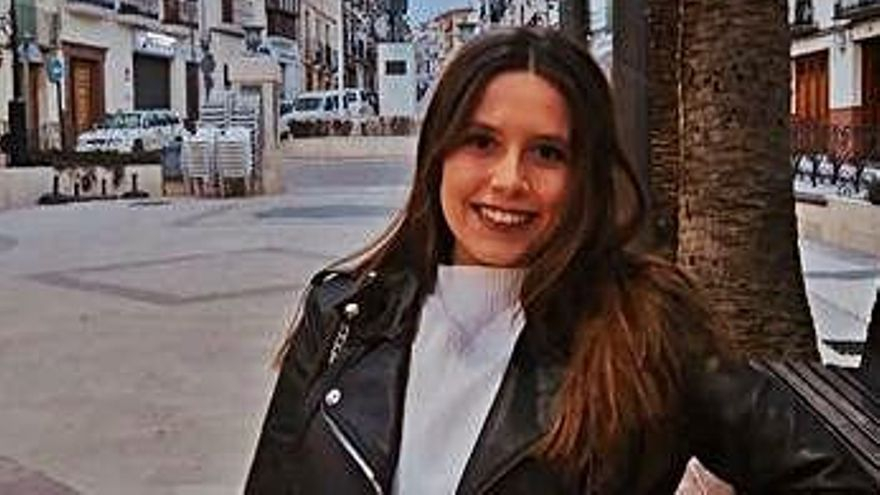 ISABEL BARRANCO. Almeriense afincada en Málaga, de 22 años, reconoce que ha podido estudiar la carrera de Periodismo gracias al apoyo de sus padres y a encontrar un alquiler decente en la ciudad. A falta de encontrar un trabajo estable, ve imposible emanciparse pronto.
