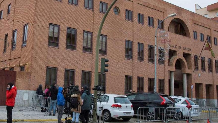 Varios periodistas aguardan a las puertas del Palacio de Justicia de Aranda de Duero.