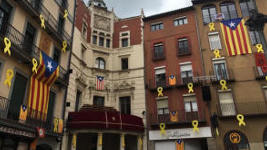Llaços grocs a la plaça de Sant Pere