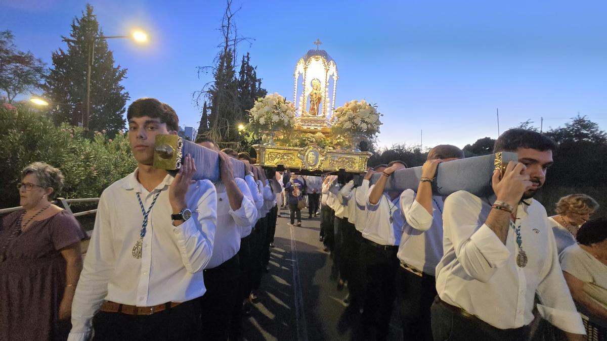 Villafranca arropa a la Virgen de los Remedios en el traslado desde la ermita hasta Santa Marina, comenzando los actos del 40 aniversario.