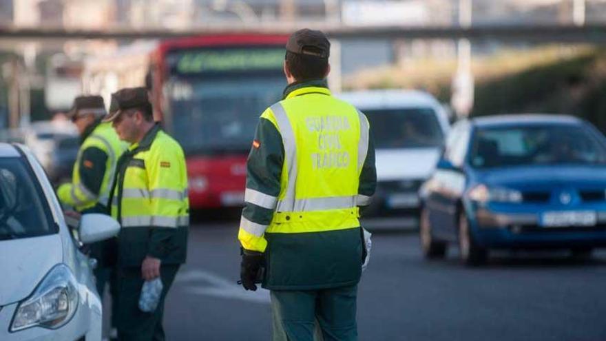 Agentes de Tráfico durante un control de alcoholemia.