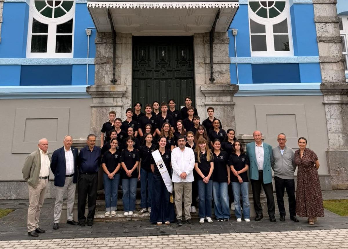 Jóvenes del Centro Asturiano de México junto al director del Archivo de Indianos, Santiago González.