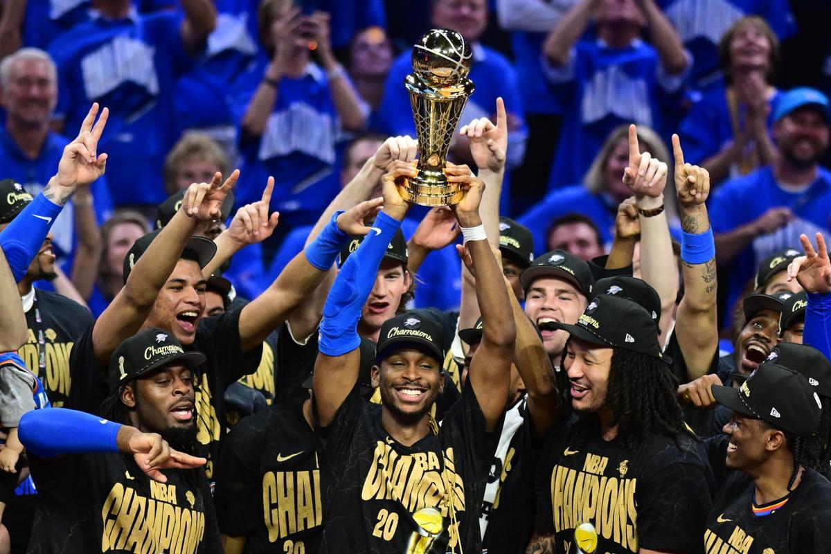 Jugadores, directivos y miembros de la comisión técnica de los Thunder levantan el trofeo que los acredita como flamantes campeones de la NBA al ganar este domingo en casa, el Paycom Center de Oklahoma, el el séptimo juego de las finales a Indiana Pacers. EFE/EPA/MANUELA SOLDI. SHUTTERSTOCK OUT