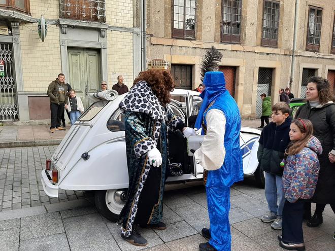 Los Reyes Magos llegan a la Pola para adorar al Niño Jesús y recibir a los pequeños