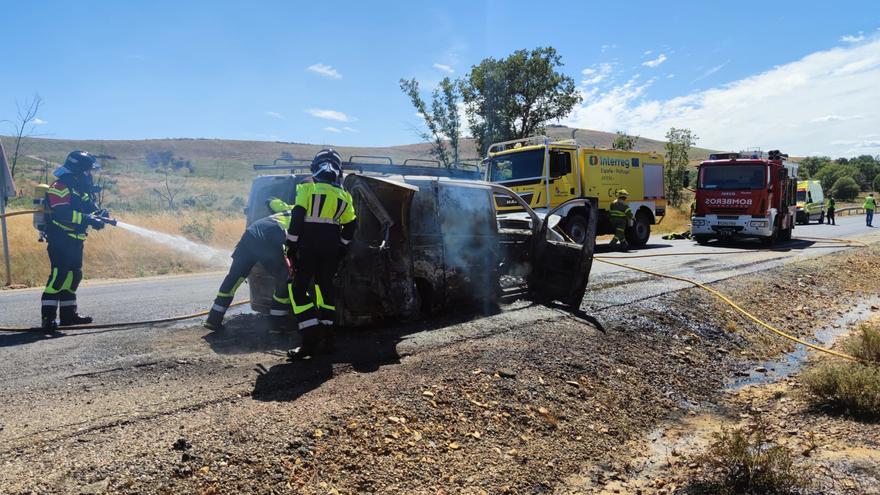 Arde una furgoneta en la N-631, a la altura de Otero de Bodas