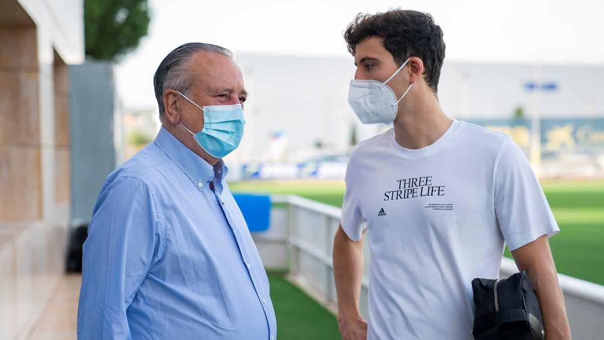 Fernando Roig junto a Pau Torres