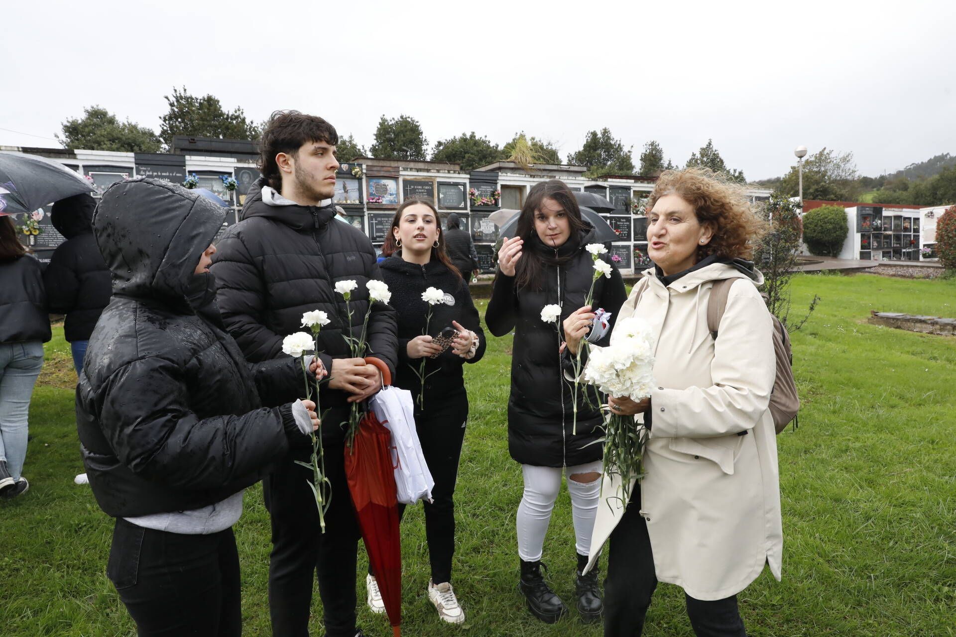 El IES Padre Feijoo se va de excursión al cementerio para reflexionar sobre la muerte