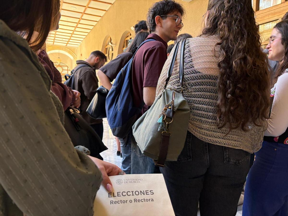 Alumnos a la espera para votar este martes en Derecho.