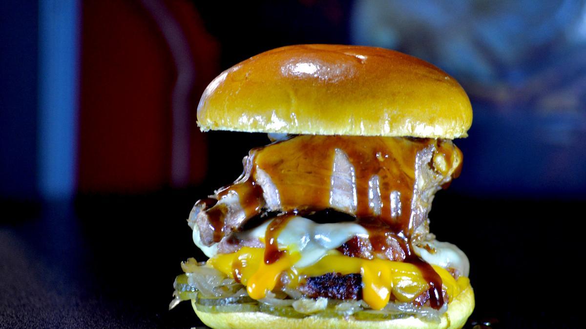 Esta hamburguesa combina el queso Cheddar con el Monterey Jack.