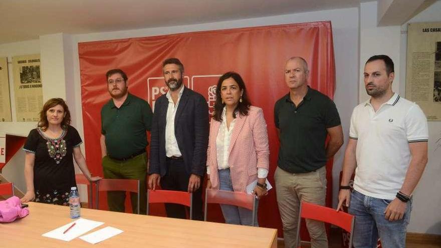 La rueda de prensa de los socialistas en la Casa do Pobo de Vilagarcía. // Noé Parga