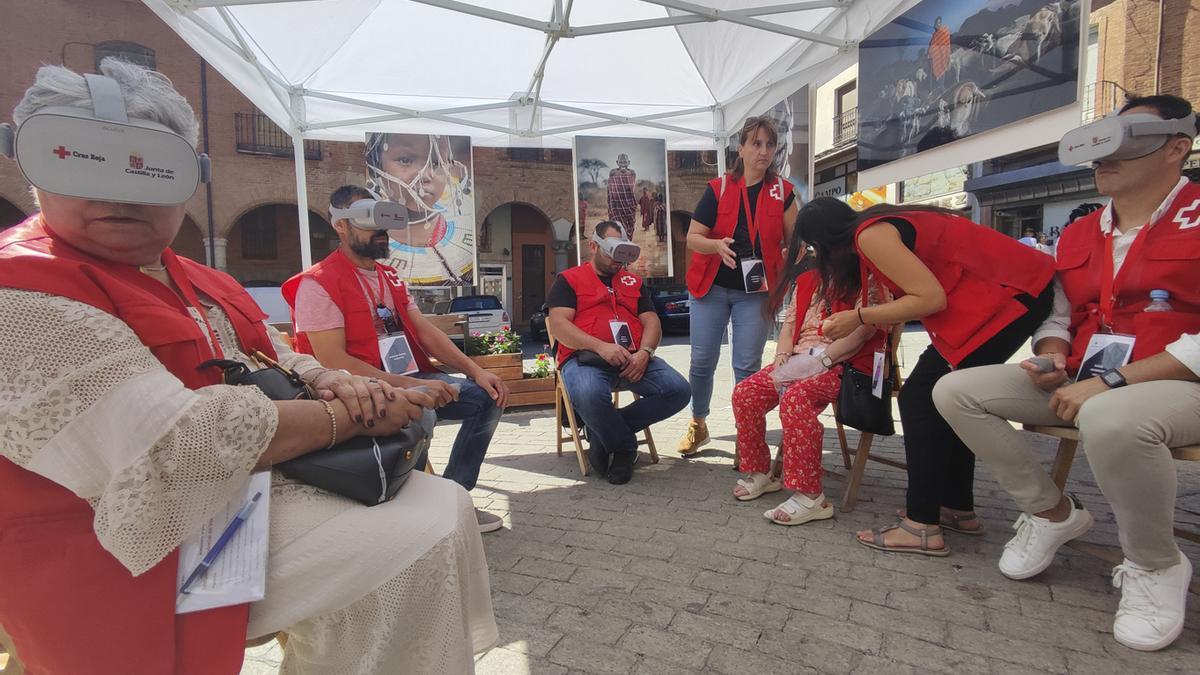 Feria del Conocimiento de Cruz Roja en la plaza Mayor. Los voluntarios puede ver como vive la tribu Masái con gafas virtuales.