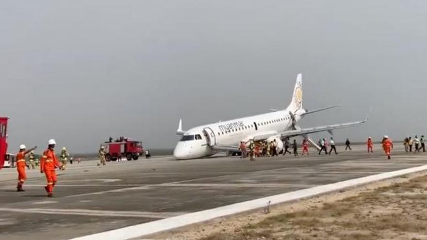 Un avión birmano consigue aterrizar sin ruedas