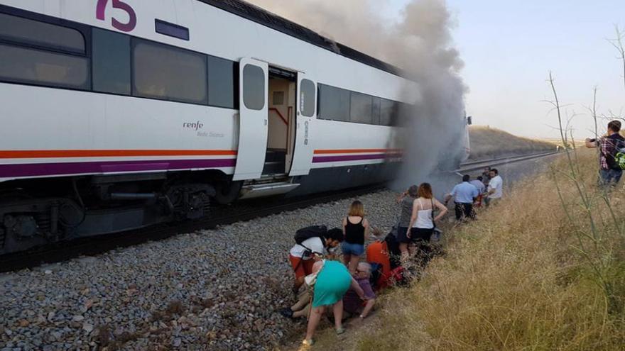 Arde un tren de la línea que cruza Extremadura a su paso por Torrijos