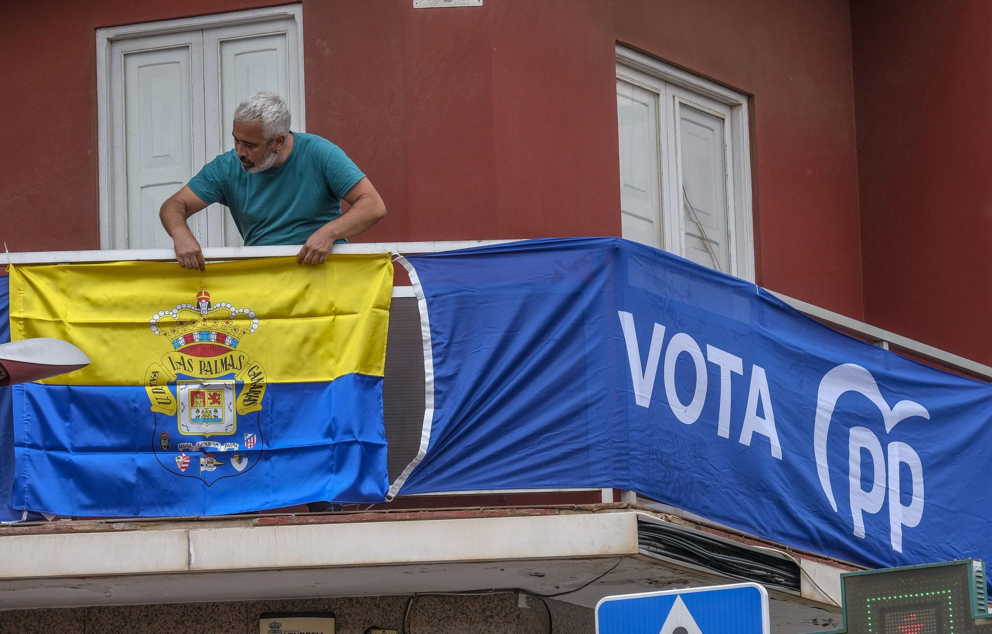 'Guerra' de lonas electorales en un edificio de Las Palmas de Gran Canaria