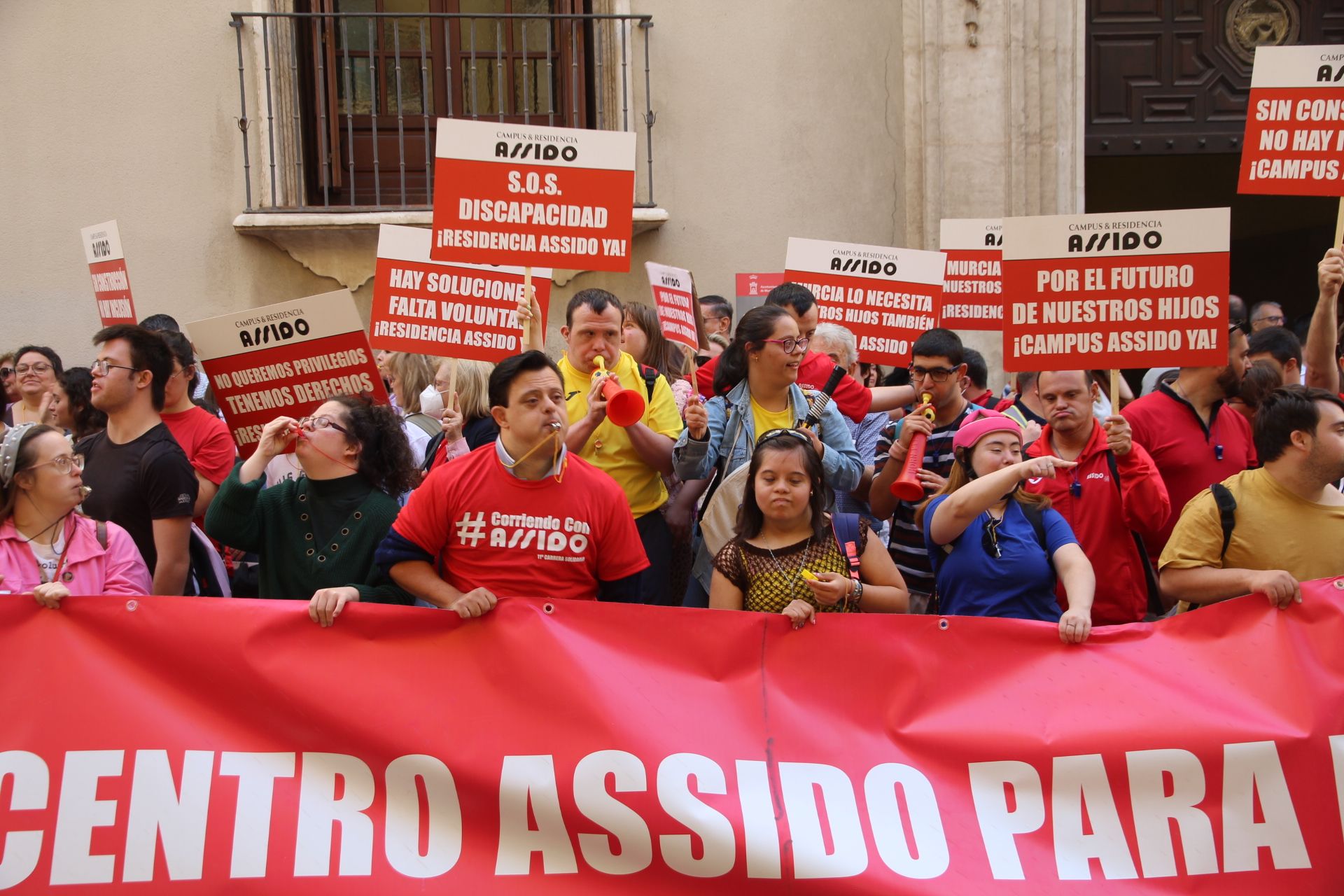 Concentración de Assido en Murcia ante la CHS