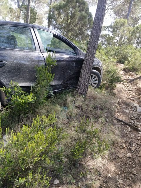 Así quedó el coche de una turista de Ibiza que circulaba campo a través