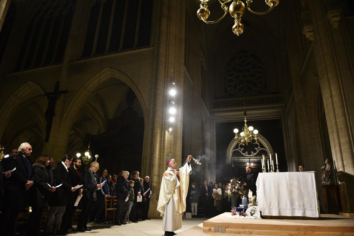 Paris (France), 25/12/2019.- Bishop Philippe Marsset (C) leads a midnight mass for Christmas at the Saint Germain l’Auxerrois church in Paris, France, 25 December 2019. French officials confirmed on 21 December 2019 that Notre Dame will not hold a traditional Christmas mass for the first time since 1803, as works continue on the cathedral eight months after a devastating fire that broke out on 15 April 2019. (Incendio, Francia) EFE/EPA/JULIEN DE ROSA