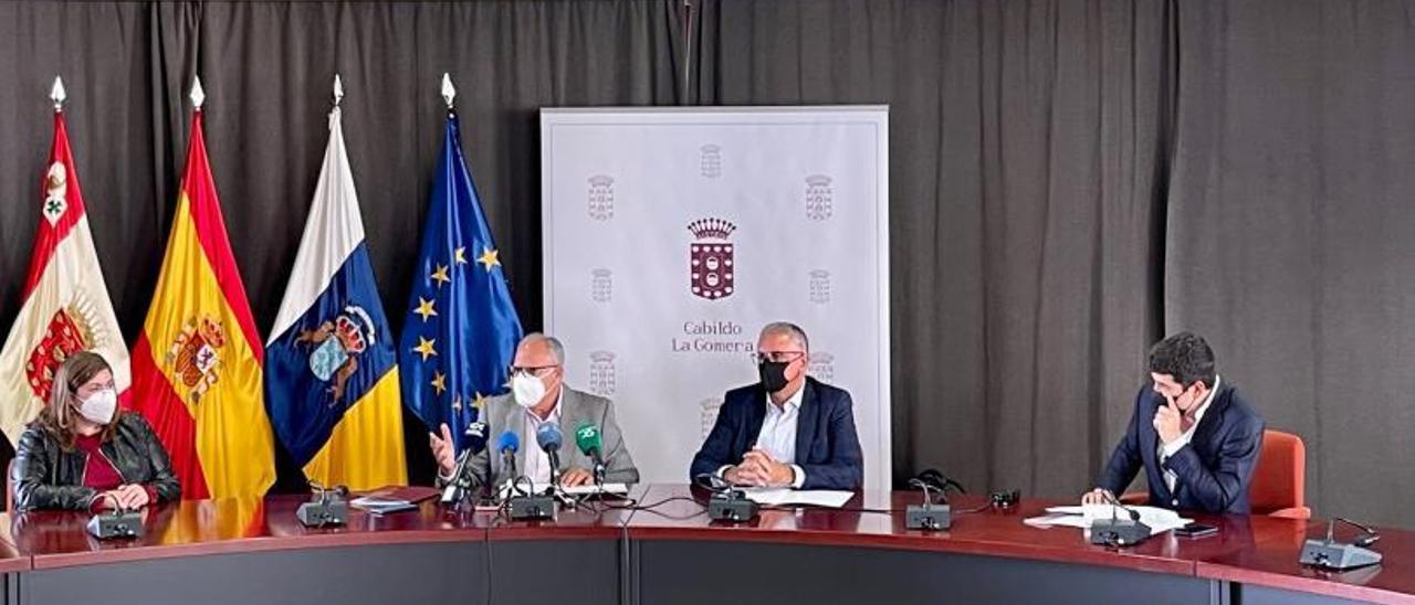 Un momento de la rueda de prensa tras la firma del convenio entre el Cabildo de La Gomera y Visocan.