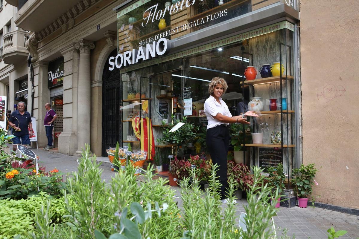 Houria, pareja de Xavier Soriano y alma de la tienda, junto a la entrada del establecimiento.