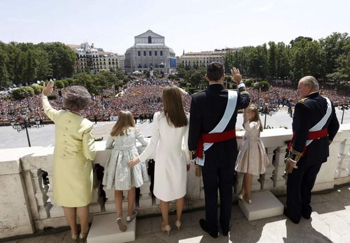 La família reial al complet saluda després de la proclamació de Felip VI.