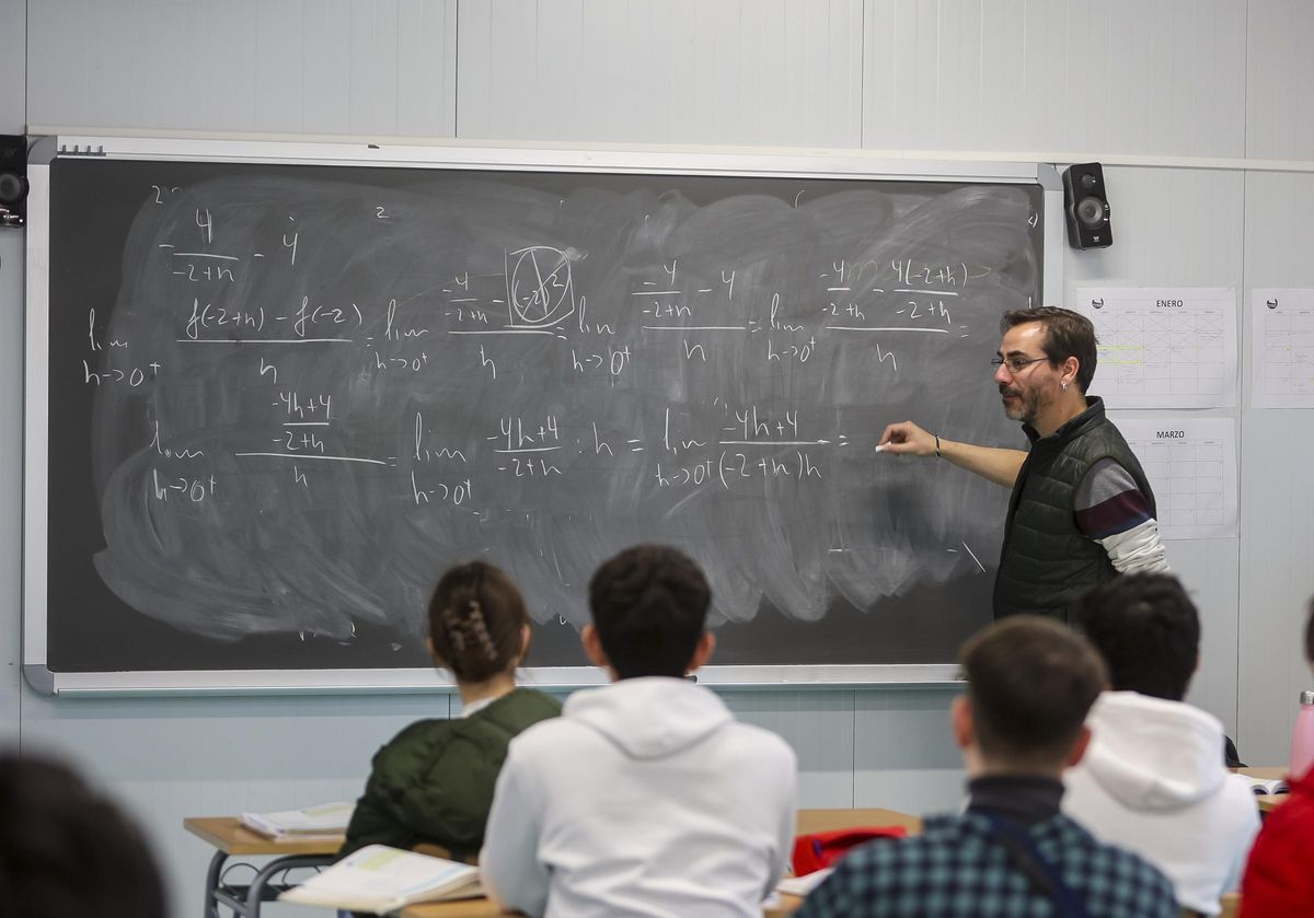 Una clase de matemáticas en el IES Cabo Huertas de Alicante