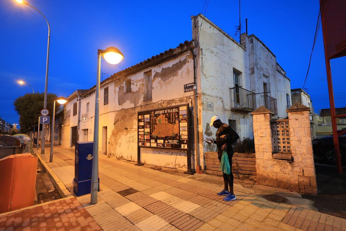 Casas casi en ruinas en el entorno de la estación de Vila-real.
