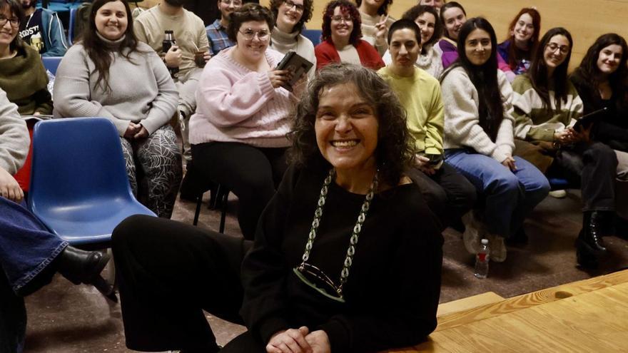 Rebeca Velasco Rodríguez, ayer, con el Coro Joven de Gijón, en el ensayo celebrado en el colegio Pumarín.