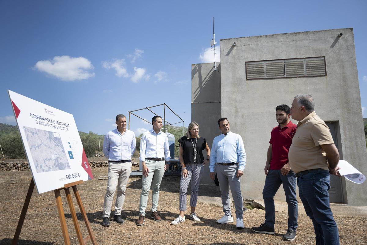 Visita a una actuación para garantizar el agua potable, en Costur, en imagen de archivo.
