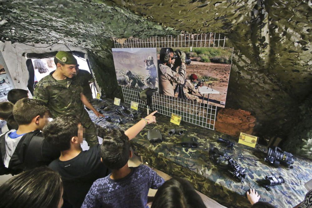 Exposición de vehículos y material militar en Orih