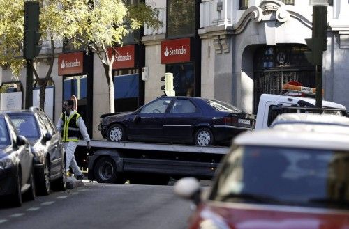 Empotra un coche con bombonas de butano en la sede del PP de Madrid