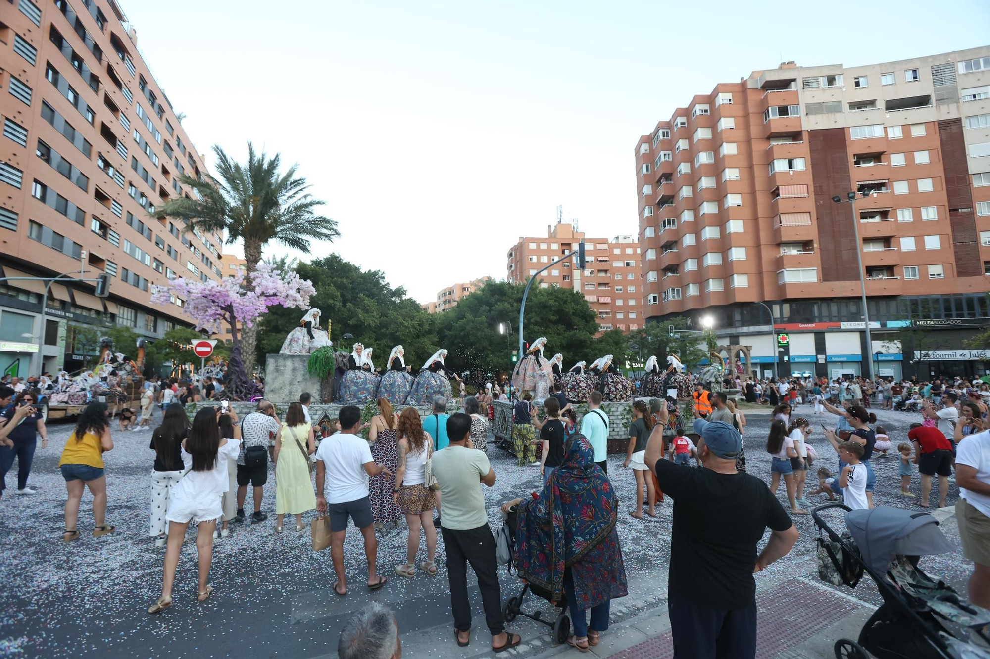 El Coso Multicolor llena Alicante de color en su nuevo recorrido