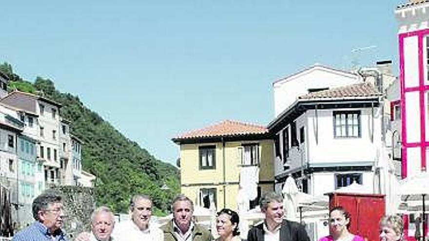 Diputados, concejales y representantes del PP, ayer en Cudillero.