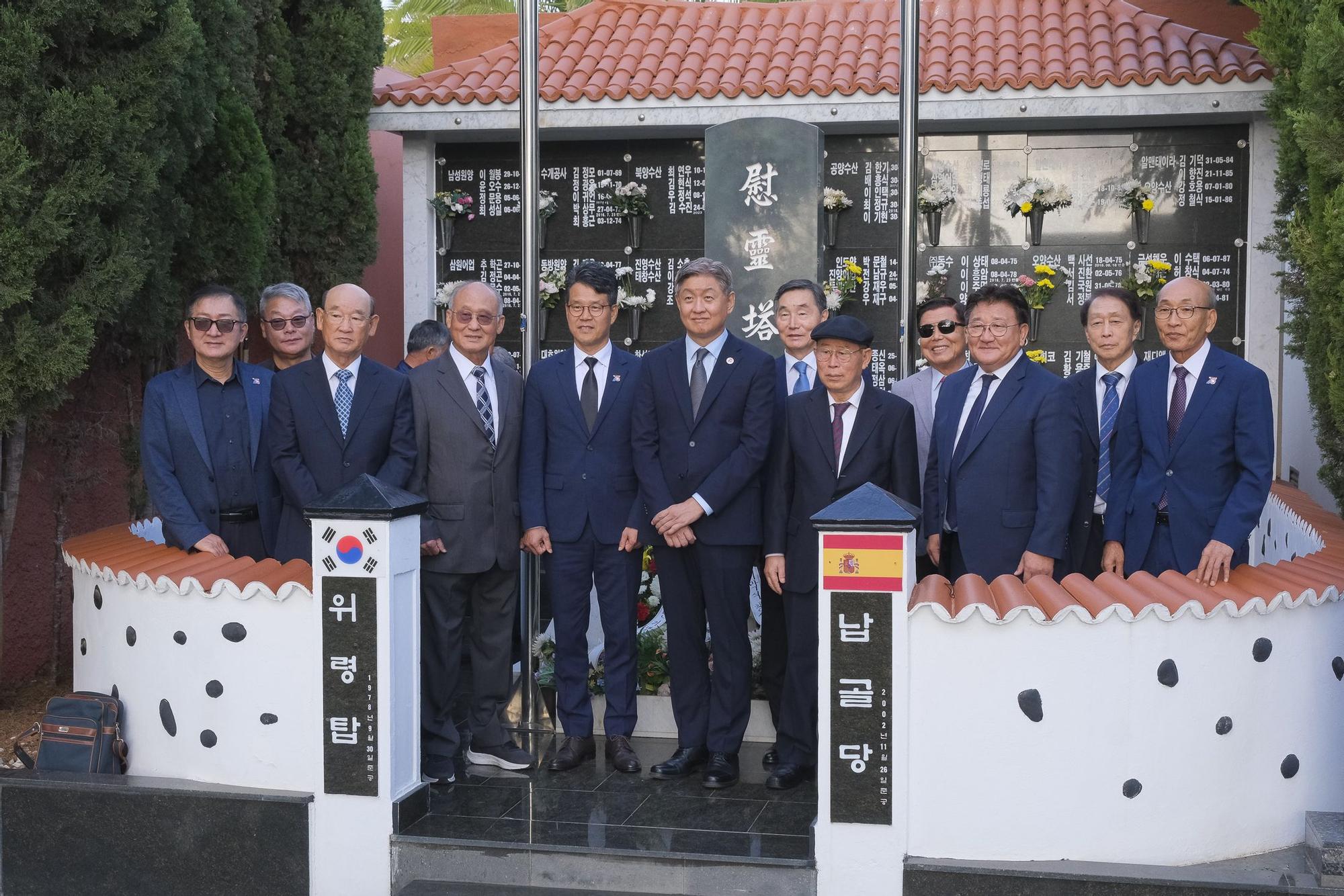 Ofrenda floral a los marinos coreanos fallecidos en Gran Canaria