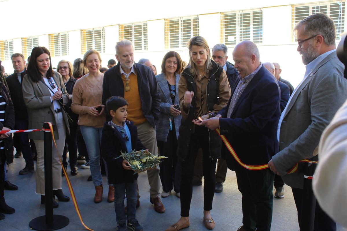 La alcaldesa corta la cinta inaugural de la exposición "Xiquets i xiquetes en palma"