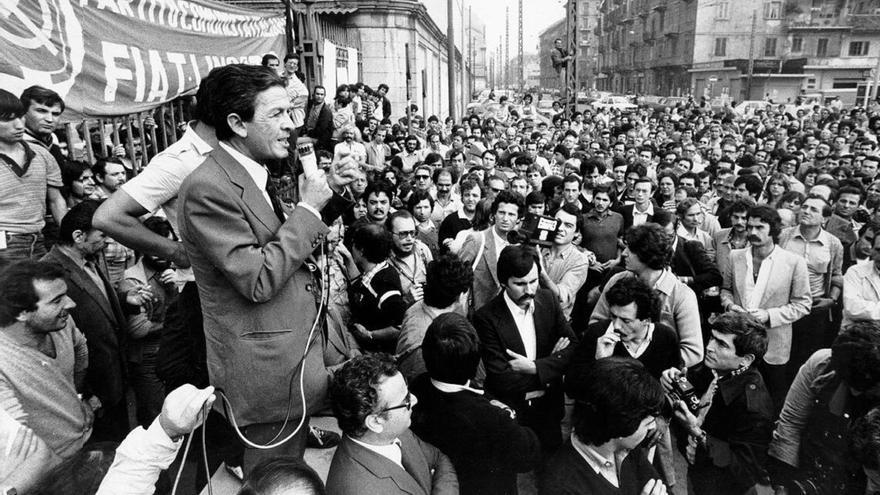 Enrico Berlinguer  (1922-1984) ás portas da FIAT (Turín) durante a folga de 1980.